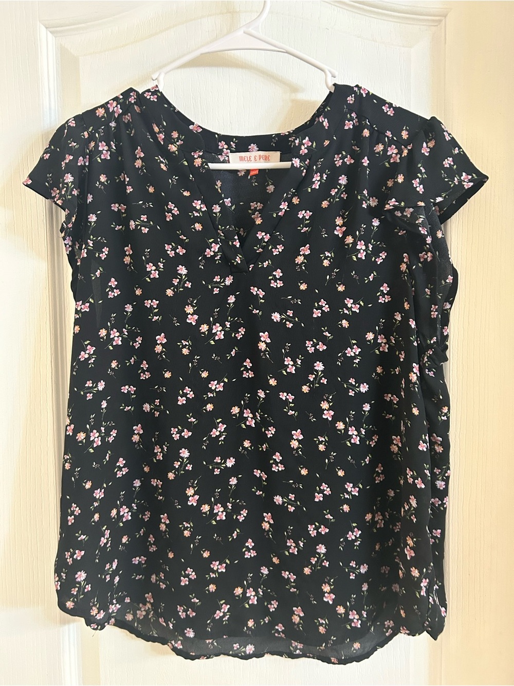 Mele E Pere Black Floral ruffle Cap-Sleeve V-Neck Top - size large